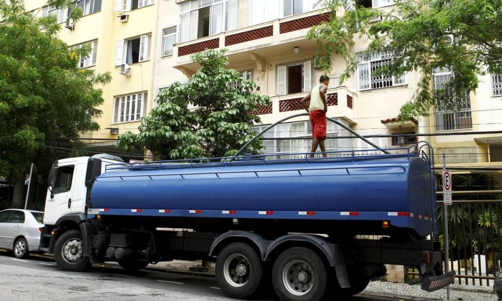 Carro Pipa abastecimento caixa d'agua